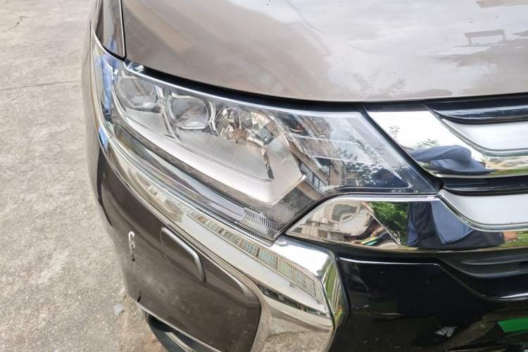 Used Mitsubishi Outlander 2016 2.4L 4x4 Elite Edition 7-Seater Right Front Headlight