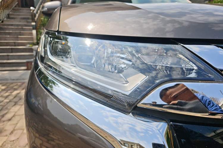 Used Mitsubishi Outlander 2016 2.4L 4x4 Elite Edition 5 Seats Right Front Headlight