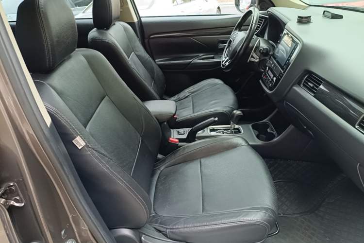 Used Mitsubishi Outlander 2016 2.4L 4x4 Luxury Edition 7-Seater Right Front Seat