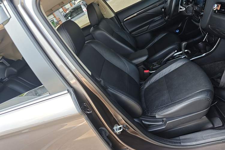 Used Mitsubishi Outlander 2016 2.4L 4x4 Luxury Edition 7-Seater Right Front Seat
