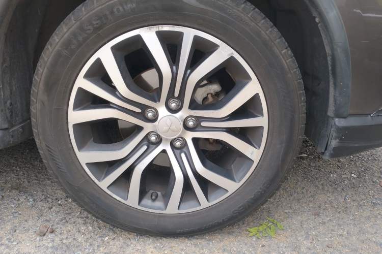 Used Mitsubishi Outlander 2016 2.4L 4x4 Luxury Edition 7-Seater Right Front Wheel Hub