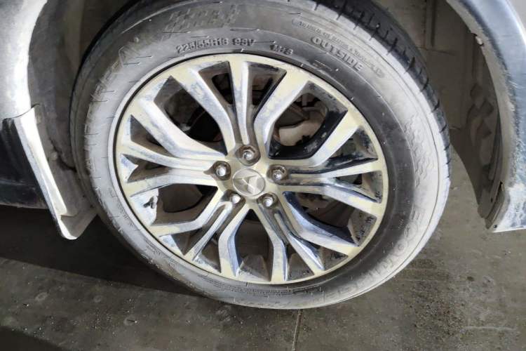 Used Mitsubishi Outlander 2016 2.4L 4x4 Luxury Edition 7-Seater Right Front Wheel Hub