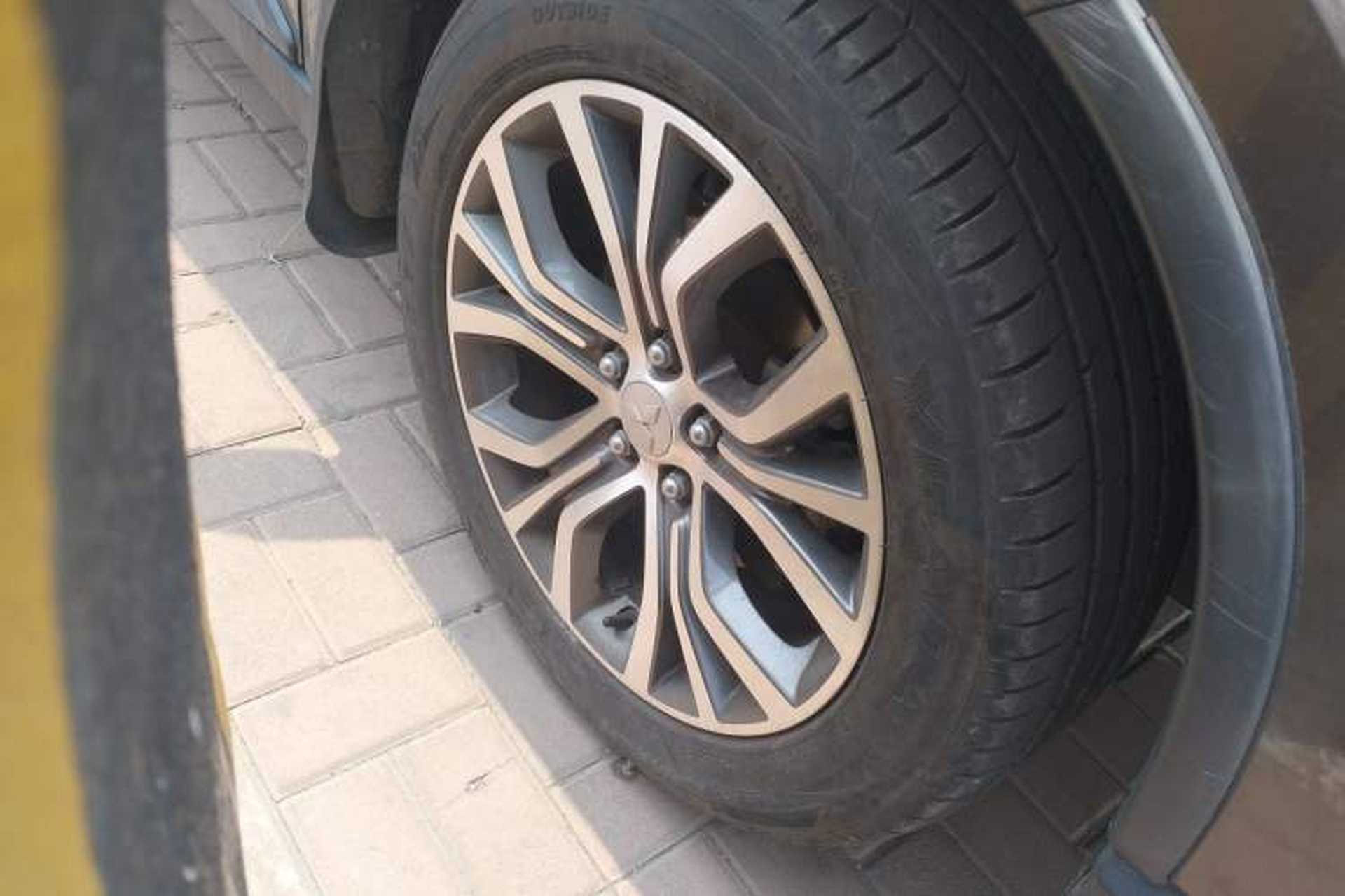 Used Mitsubishi Outlander 2016 2.4L 4x4 Elite Edition 5 Seats Right Front Wheel Hub