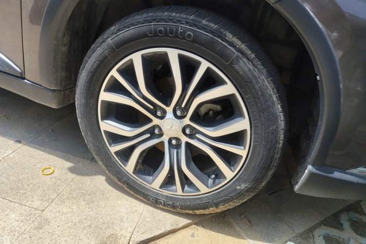 Used Mitsubishi Outlander 2016 2.4L 4x4 Elite Edition 7-Seater Right Front Wheel Hub