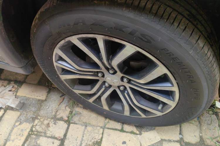 Used Mitsubishi Outlander 2016 2.4L 4x4 Elite Edition 5 Seats Right Front Wheel Hub