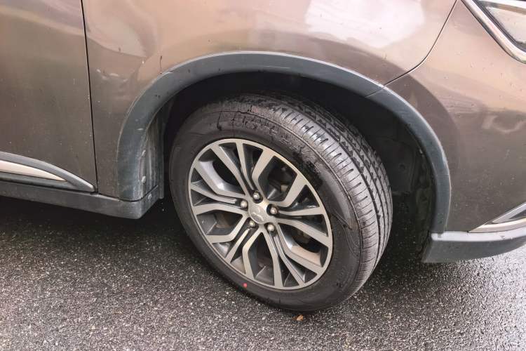 Used Mitsubishi Outlander 2016 2.4L 4x4 Elite Edition 5 Seats Right Front Wheel Hub