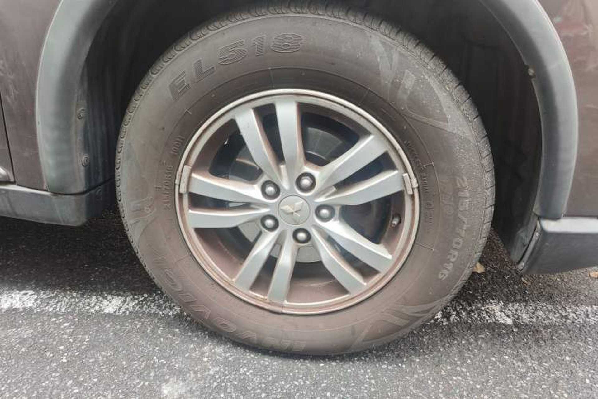 Used Mitsubishi Outlander 2016 2.0L Two-Wheel Drive Fashion Edition 5 Seats Right Front Wheel Hub