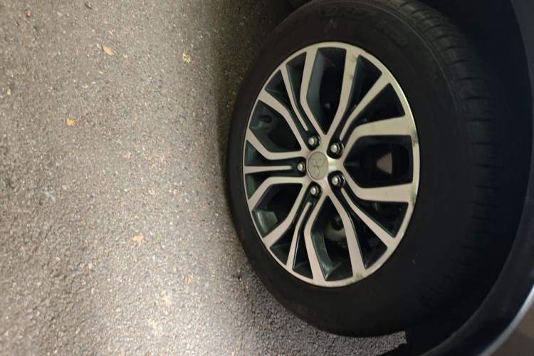 Used Mitsubishi Outlander 2016 2.4L 4x4 Luxury Edition 7-Seater Right Front Wheel Hub