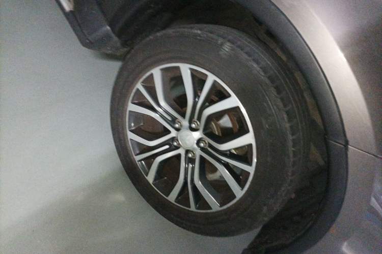 Used Mitsubishi Outlander 2016 2.4L 4x4 Flagship GT Edition 7 Seats Right Front Wheel Hub