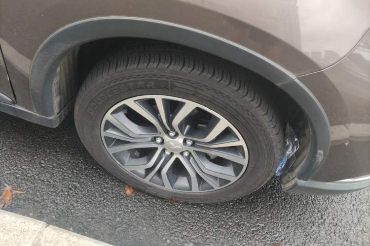 Used Mitsubishi Outlander 2016 2.4L 4x4 Elite Edition 5 Seats Right Front Wheel Hub