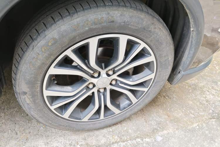 Used Mitsubishi Outlander 2016 2.4L 4x4 Elite Edition 7-Seater Right Front Wheel Hub