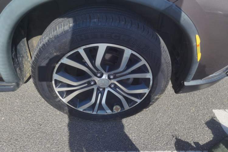 Used Mitsubishi Outlander 2016 2.4L 4x4 Elite Edition 5 Seats Right Front Wheel Hub
