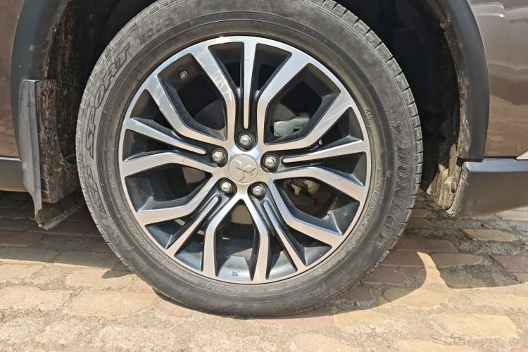 Used Mitsubishi Outlander 2016 2.4L 4x4 Elite Edition 5 Seats Right Front Wheel Hub