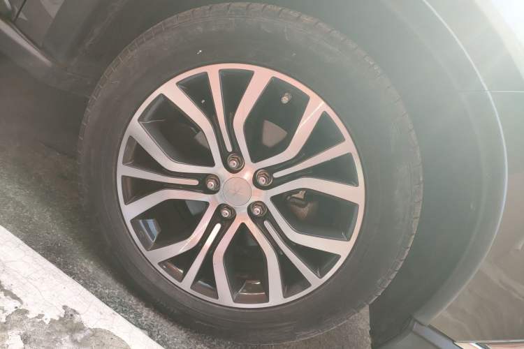 Used Mitsubishi Outlander 2016 2.4L 4x4 Elite Edition 7-Seater Right Front Wheel Hub