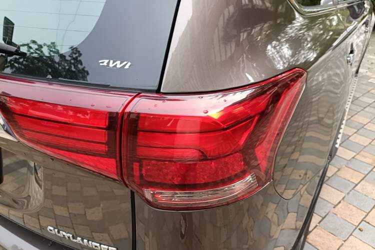 Used Mitsubishi Outlander 2016 2.4L 4x4 Luxury Edition 7-Seater Right Rear Taillight