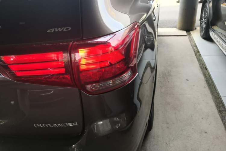 Used Mitsubishi Outlander 2016 2.4L 4x4 Elite Edition 5 Seats Right Rear Taillight