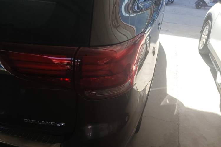 Used Mitsubishi Outlander 2016 2.4L 4x4 Elite Edition 5 Seats Right Rear Taillight