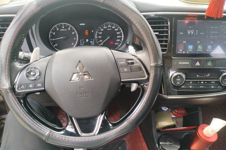 Used Mitsubishi Outlander 2016 2.4L 4x4 Luxury Edition 7-Seater Steering Wheel