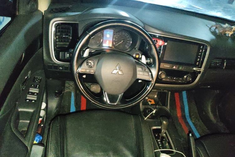 Used Mitsubishi Outlander 2016 2.4L 4x4 Luxury Edition 7-Seater Steering Wheel