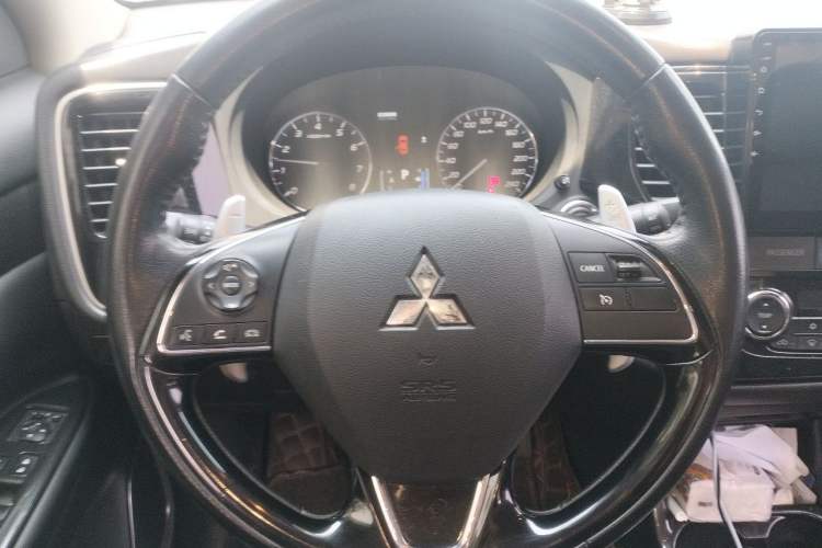 Used Mitsubishi Outlander 2016 2.4L 4x4 Elite Edition 5 Seats Steering Wheel