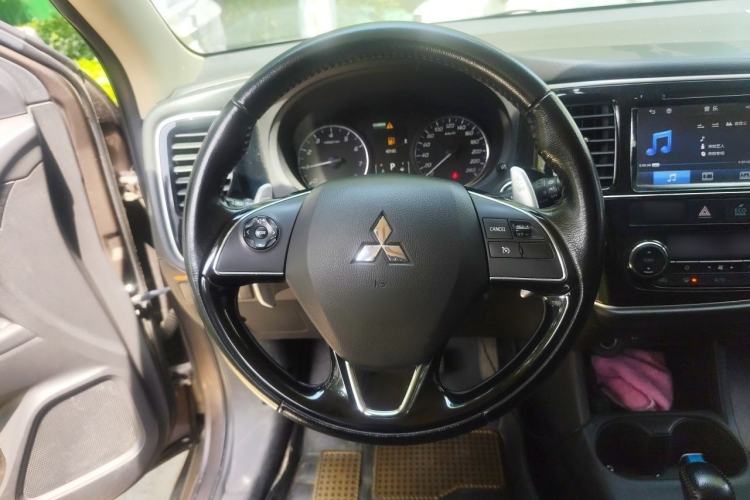 Used Mitsubishi Outlander 2016 2.4L 4x4 Elite Edition 7-Seater Steering Wheel