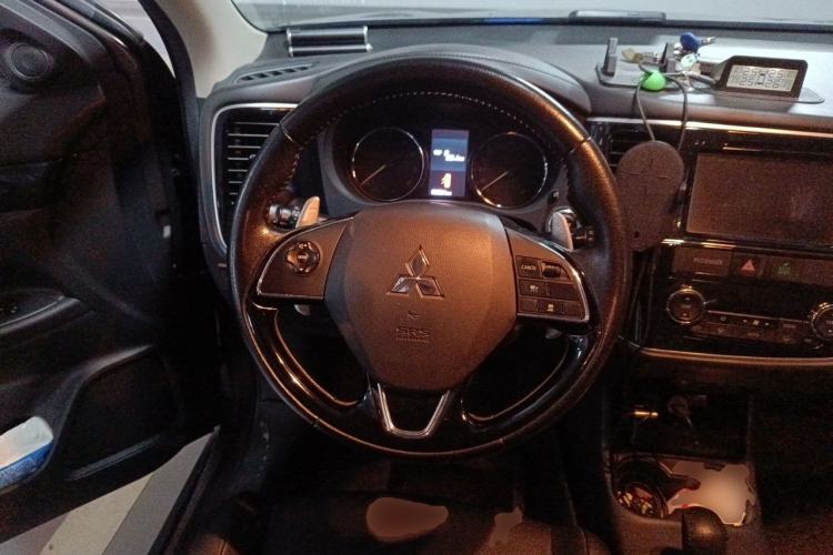 Used Mitsubishi Outlander 2016 2.4L 4x4 Flagship GT Edition 7 Seats Steering Wheel