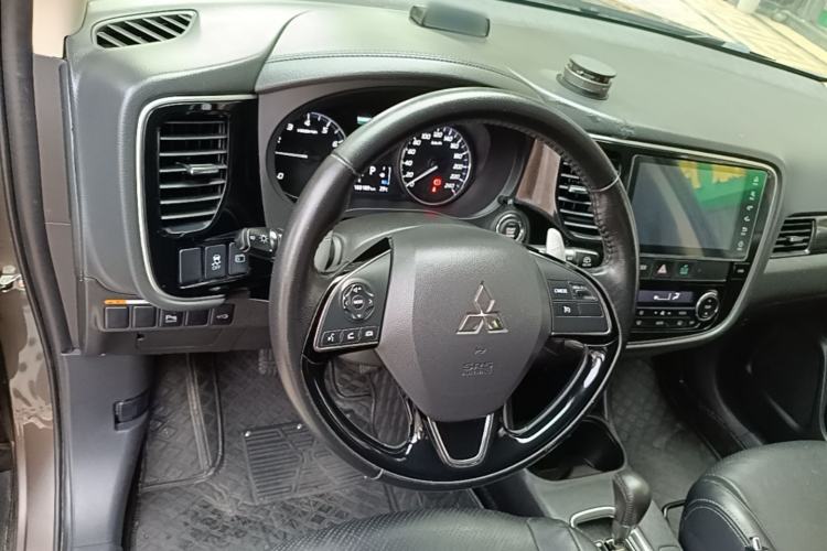 Used Mitsubishi Outlander 2016 2.4L 4x4 Luxury Edition 7-Seater Steering Wheel