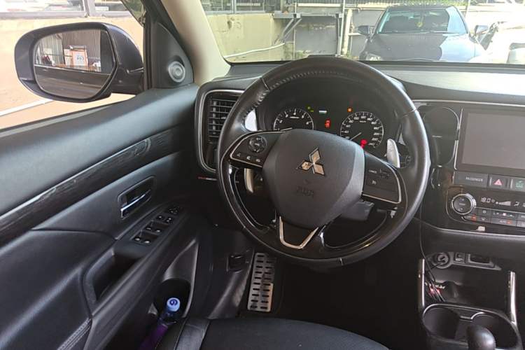 Used Mitsubishi Outlander 2016 2.4L 4x4 Luxury Edition 7-Seater Steering Wheel