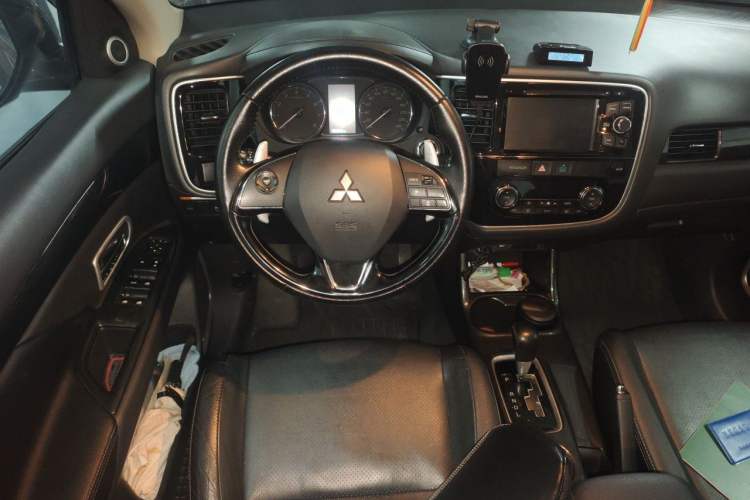 Used Mitsubishi Outlander 2016 2.4L 4x4 Elite Edition 7-Seater Steering Wheel