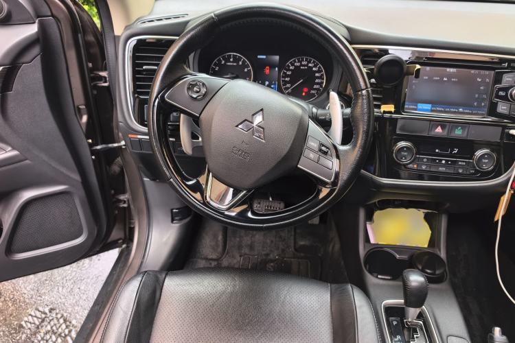 Used Mitsubishi Outlander 2016 2.4L 4x4 Elite Edition 5 Seats Steering Wheel