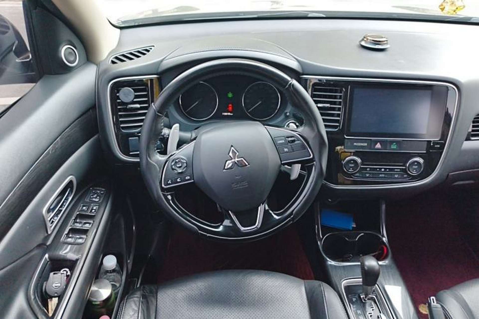 Used Mitsubishi Outlander 2016 2.4L 4x4 Luxury Edition 7-Seater Steering Wheel
