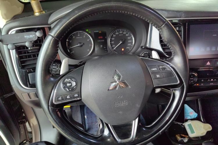 Used Mitsubishi Outlander 2016 2.4L 4x4 Elite Edition 5 Seats Steering Wheel