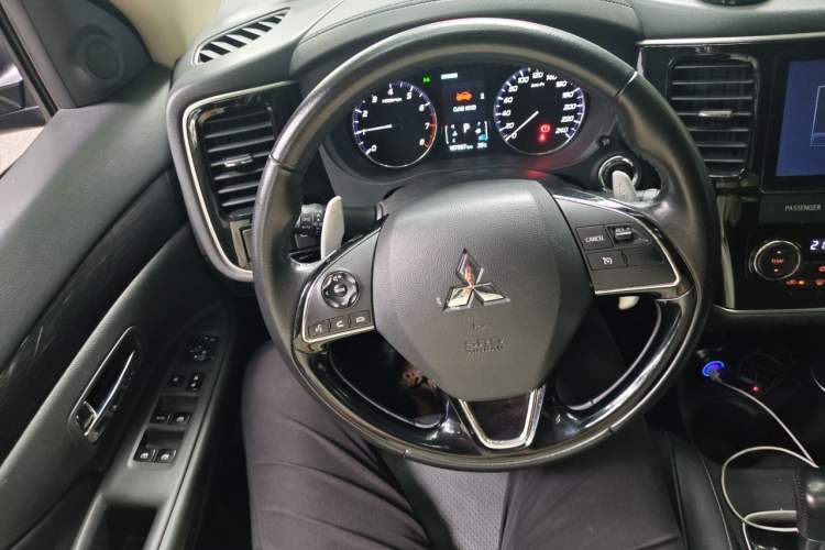 Used Mitsubishi Outlander 2016 2.4L 4x4 Luxury Edition 7-Seater Steering Wheel