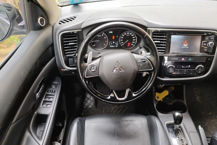 Used Mitsubishi Outlander 2016 2.4L 4x4 Elite Edition 7-Seater Steering Wheel