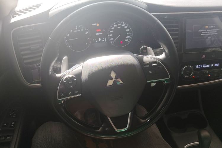 Used Mitsubishi Outlander 2016 2.4L 4x4 Elite Edition 5 Seats Steering Wheel