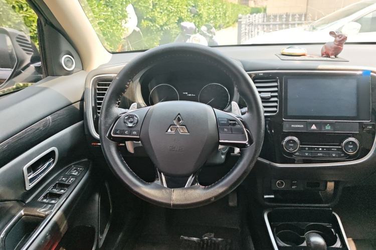 Used Mitsubishi Outlander 2016 2.4L 4x4 Elite Edition 5 Seats Steering Wheel