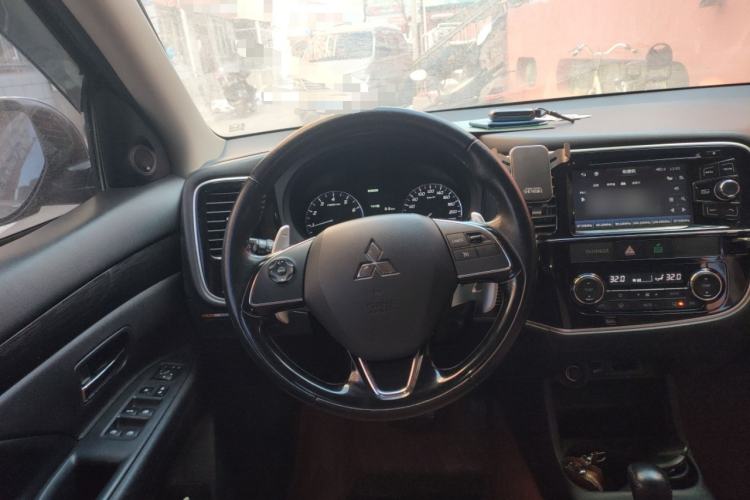 Used Mitsubishi Outlander 2016 2.4L 4x4 Elite Edition 7-Seater Steering Wheel
