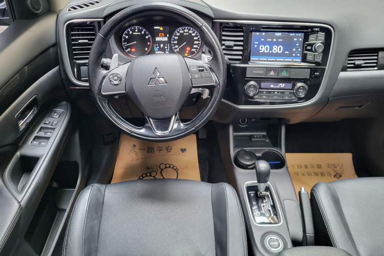 Used Mitsubishi Outlander 2016 2.4L 4x4 Elite Edition 5 Seats Steering Wheel