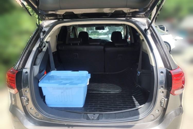 Used Mitsubishi Outlander 2016 2.4L 4x4 Elite Edition 7-Seater Trunk