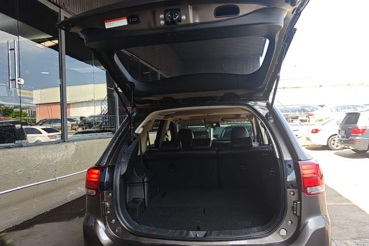 Used Mitsubishi Outlander 2016 2.4L 4x4 Luxury Edition 7-Seater Trunk