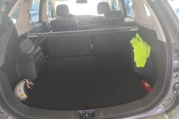 Used Mitsubishi Outlander 2016 2.4L 4x4 Elite Edition 5 Seats Trunk