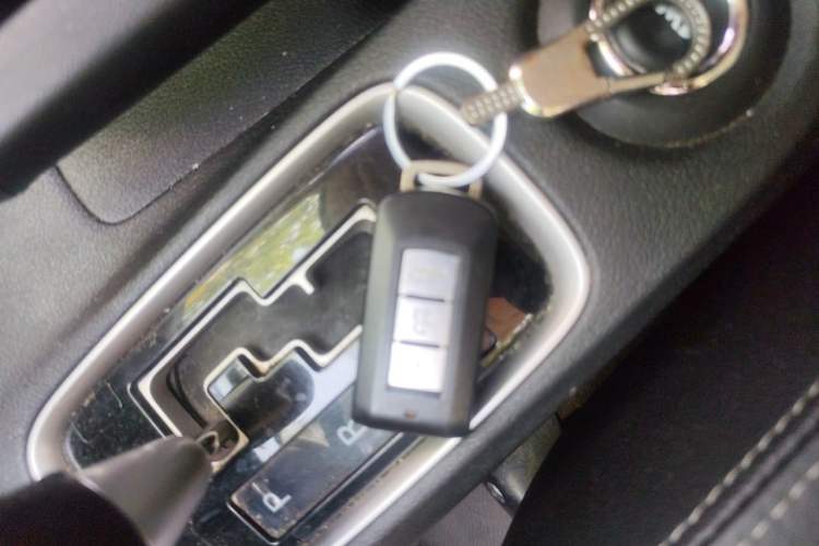 Used Mitsubishi Outlander 2016 2.4L 4x4 Elite Edition 7-Seater Vehicle Key