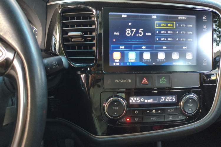 Used Mitsubishi Outlander 2016 2.4L 4x4 Luxury Edition 7-Seater Audio And AC Panel