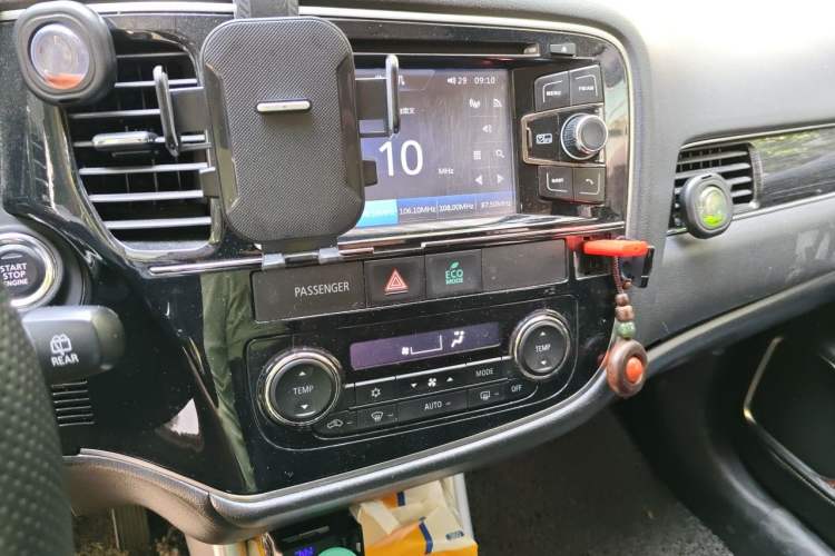 Used Mitsubishi Outlander 2016 2.4L 4x4 Elite Edition 5 Seats Audio And AC Panel