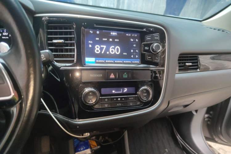 Used Mitsubishi Outlander 2016 2.4L 4x4 Elite Edition 5 Seats Audio And AC Panel