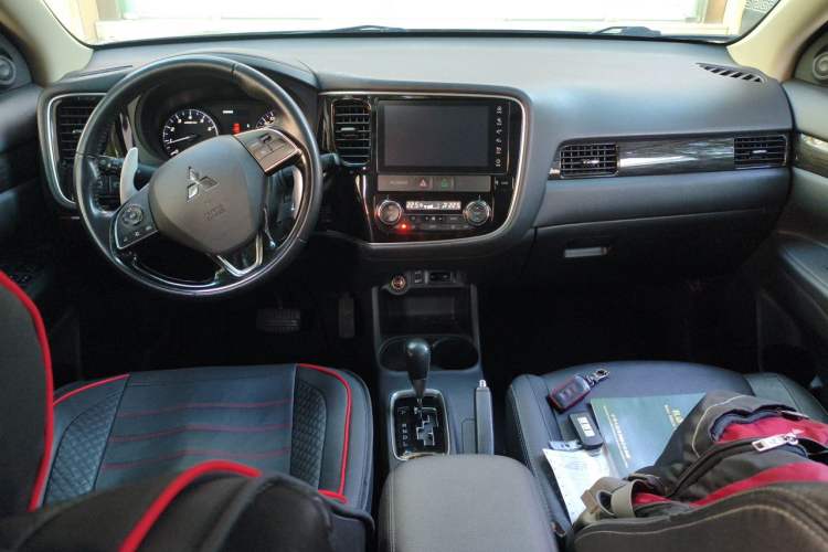 Used Mitsubishi Outlander 2016 2.4L 4x4 Luxury Edition 7-Seater Center Console