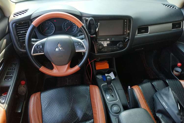 Used Mitsubishi Outlander 2016 2.0L Two-Wheel Drive Fashion Edition 5 Seats Center Console
