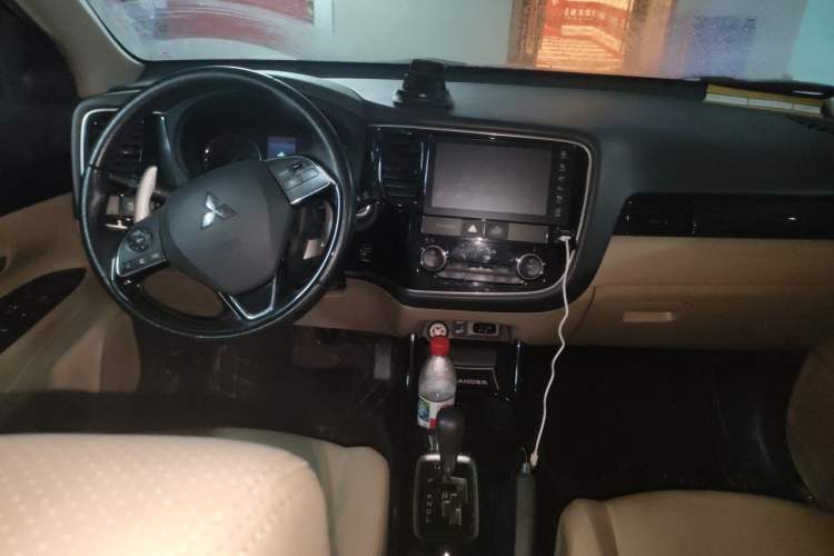 Used Mitsubishi Outlander 2016 2.4L 4x4 Elite Edition 5 Seats Center Console