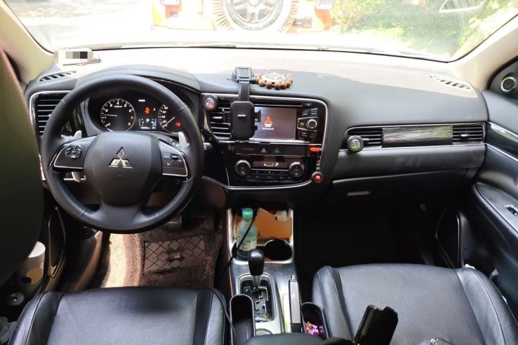 Used Mitsubishi Outlander 2016 2.4L 4x4 Elite Edition 5 Seats Center Console
