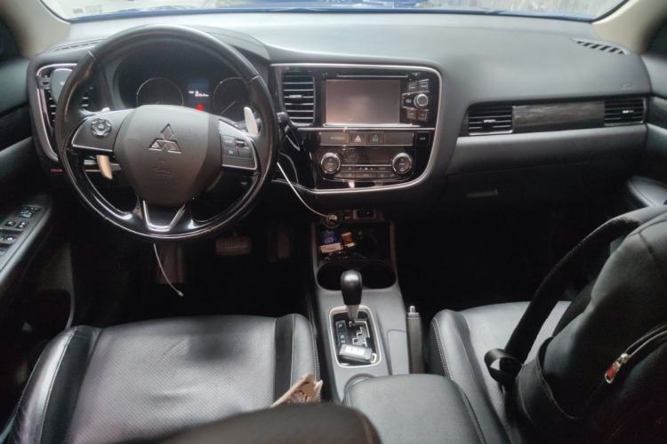 Used Mitsubishi Outlander 2016 2.4L 4x4 Elite Edition 5 Seats Center Console